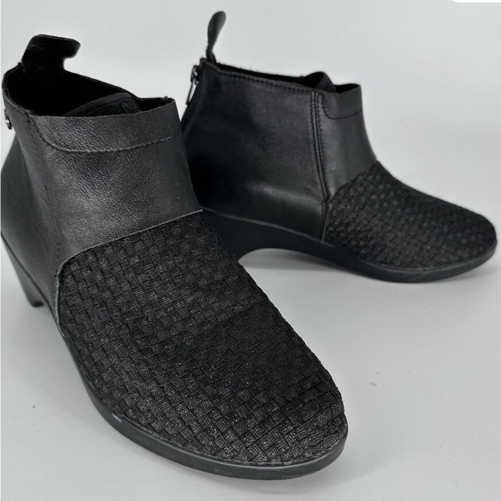 Bernie Mev Shoes Womens Size 40 Black Wedge Booties Comfort Textured Zip Ankle